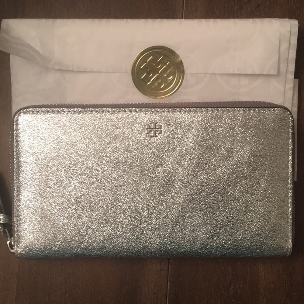 🆕NWT TORY BURCH metallic wallet in silver